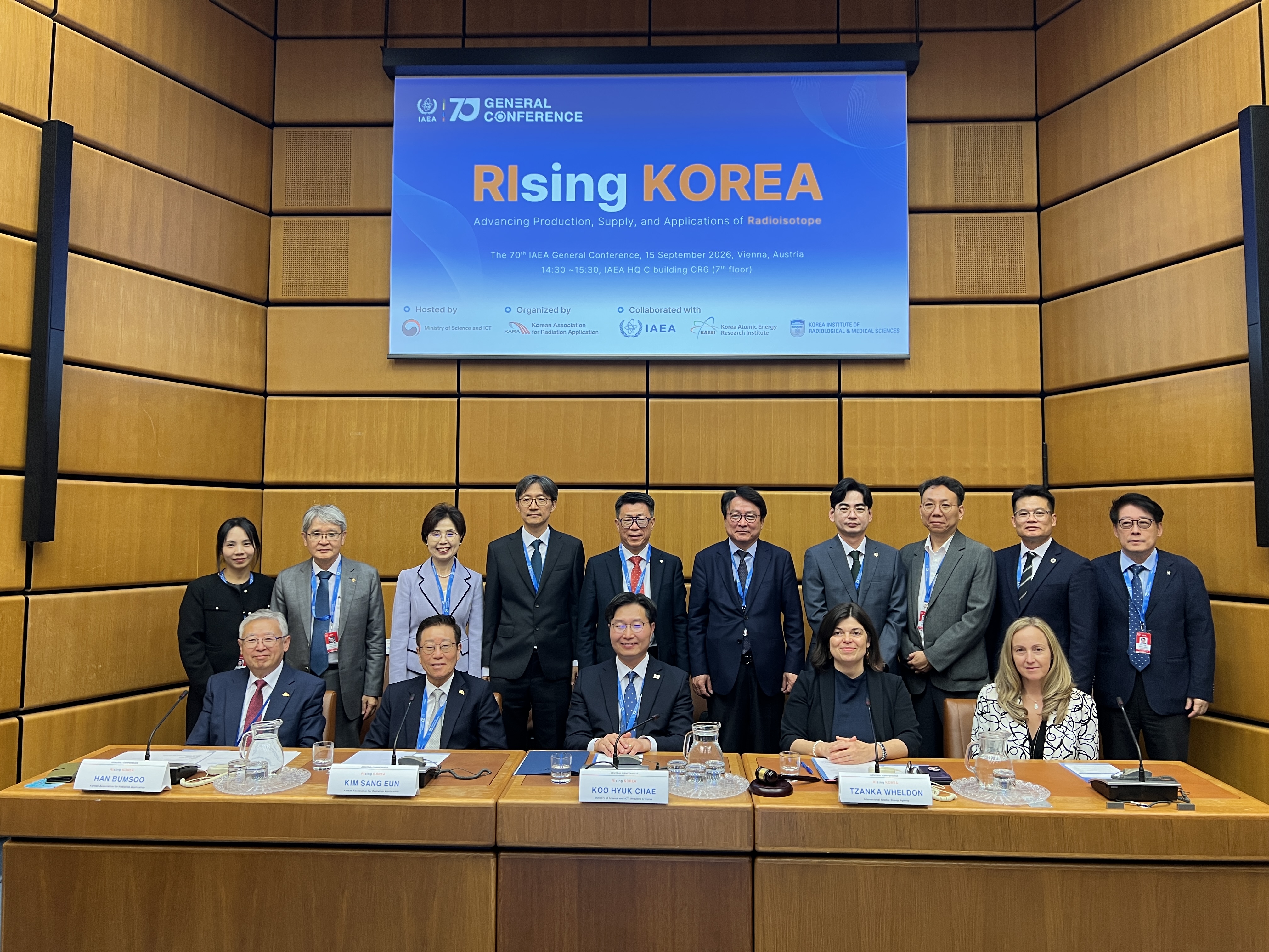 IAEA (¾ÕÁÙ ¿ÜÂÊ¿¡¼ µÎ¹øÂ° ±è»óÀº Çѱ¹¹æ»ç¼±ÁøÈïÇùȸÀå, ¼¼¹øÂ° ±¸Çõä °ú±âÁ¤ÅëºÎ Á¦1Â÷°ü).jpg